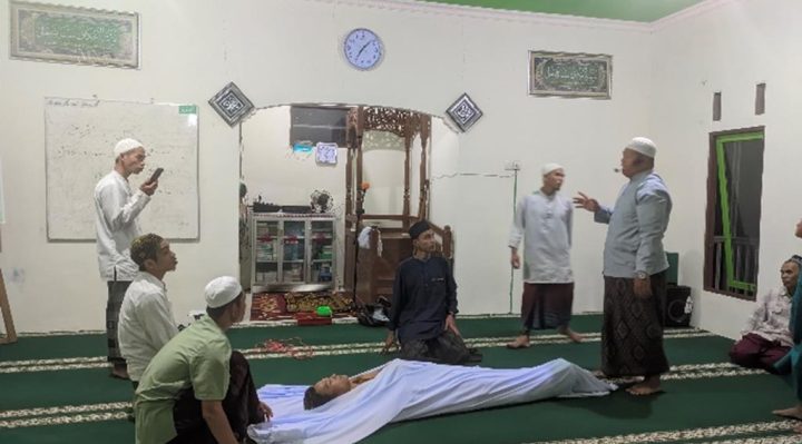 Tindak Lanjuti Aspirasi Masyarakat Papagaran, Mahasiswa KKN Tahap 2 2023/2024 Latih Pengurusan Jenazah